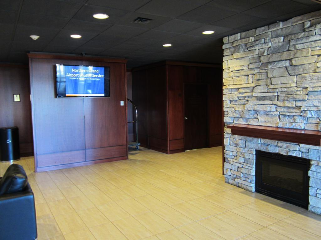 Ramada By Wyndham Northern Grand Hotel & Conference Centre Fort St. John Esterno foto