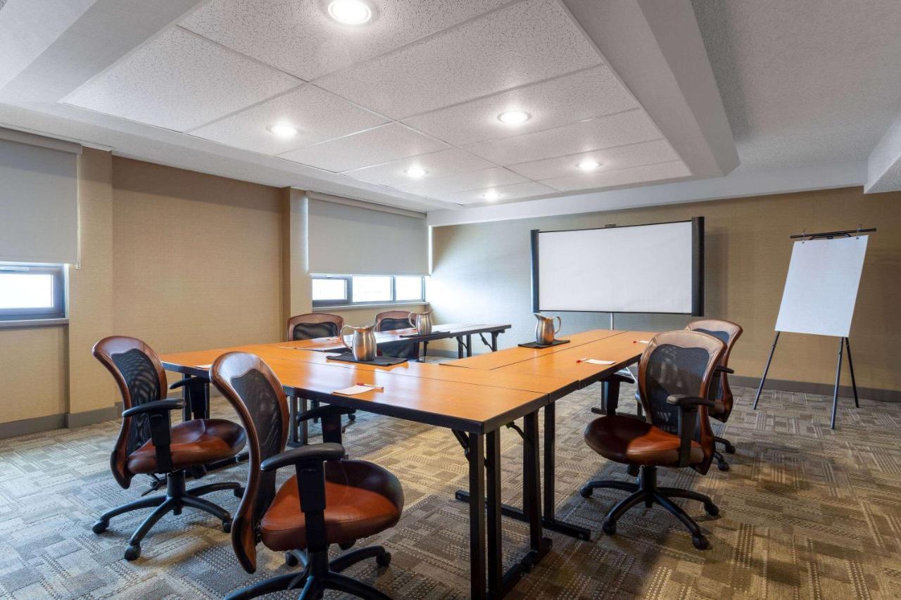 Ramada By Wyndham Northern Grand Hotel & Conference Centre Fort St. John Esterno foto