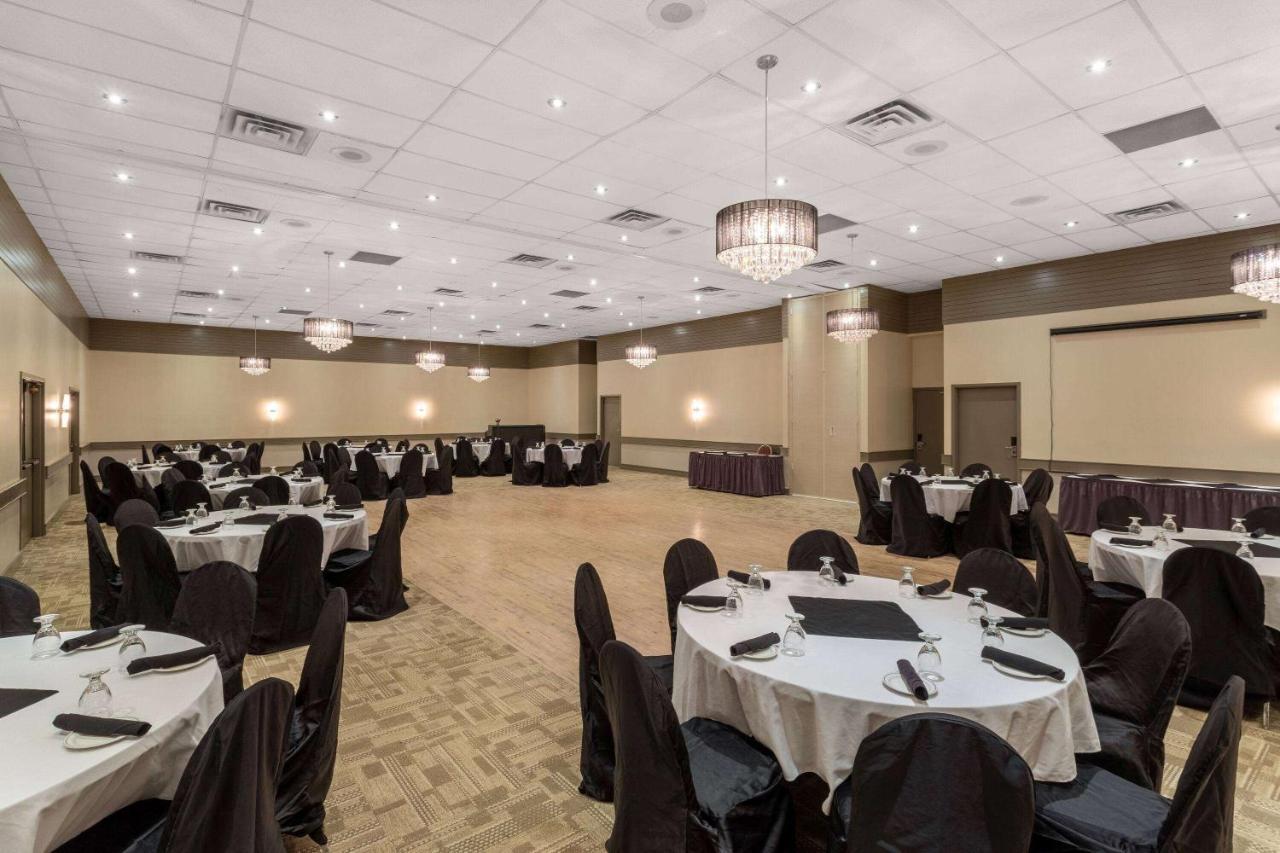 Ramada By Wyndham Northern Grand Hotel & Conference Centre Fort St. John Esterno foto